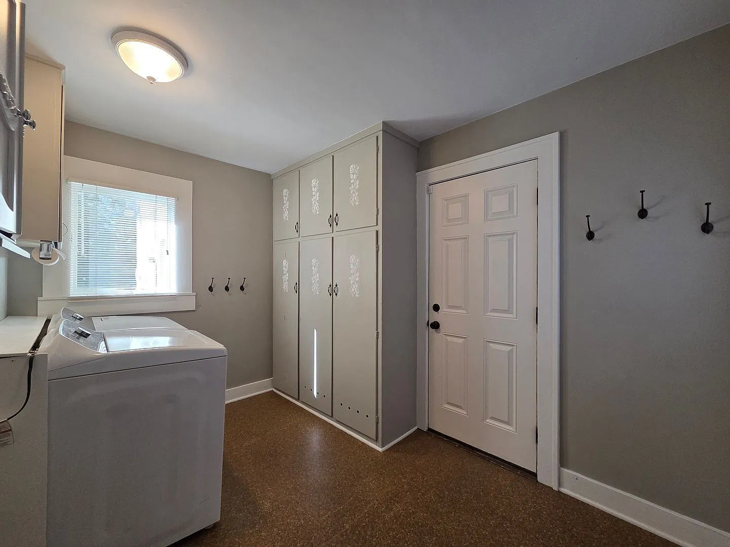 4 bed, 3.0 bath, 2593 sqft, $2,400 — Photo 2