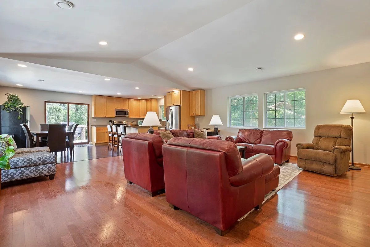 3 bed, 1700 sqft, $2,650 — Photo 2