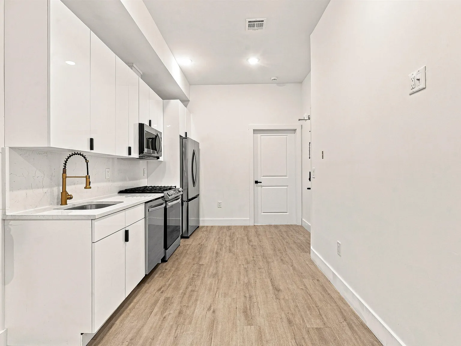 4 bed, 2.0 bath, $4,500 — Photo 3