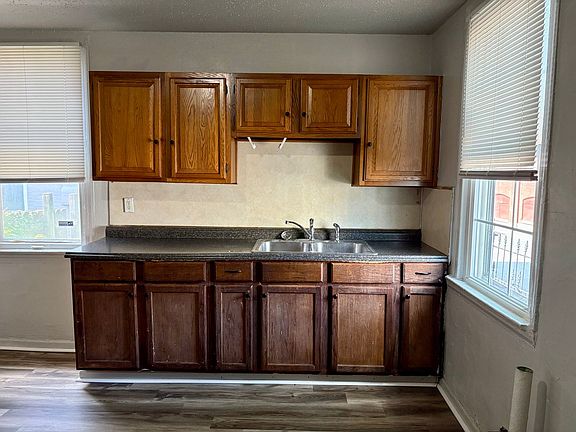 5th image of 551 W Philadelphia St Unit 1