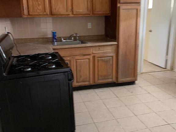 5th image of 472 College Dr