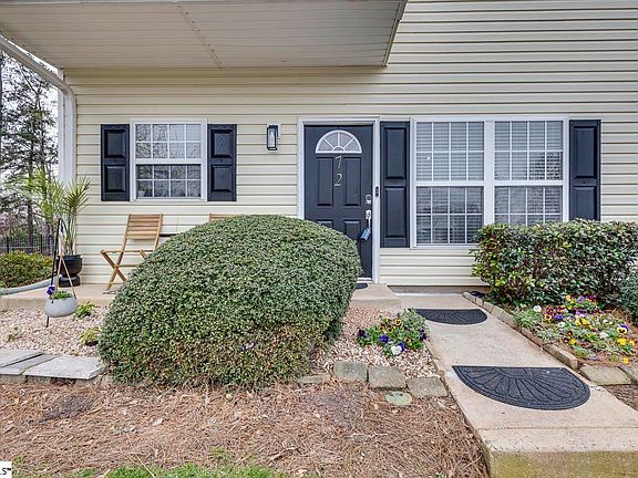 3rd image of 72 Ridgestone Cir