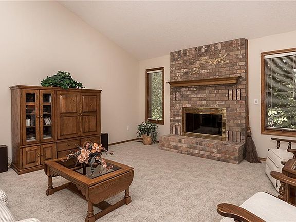 4th image of 16 Timbercrest Ln