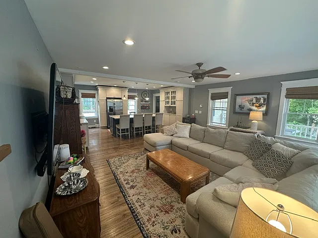 4 bed, 2.5 bath, 2196 sqft, $4,500 — Photo 4