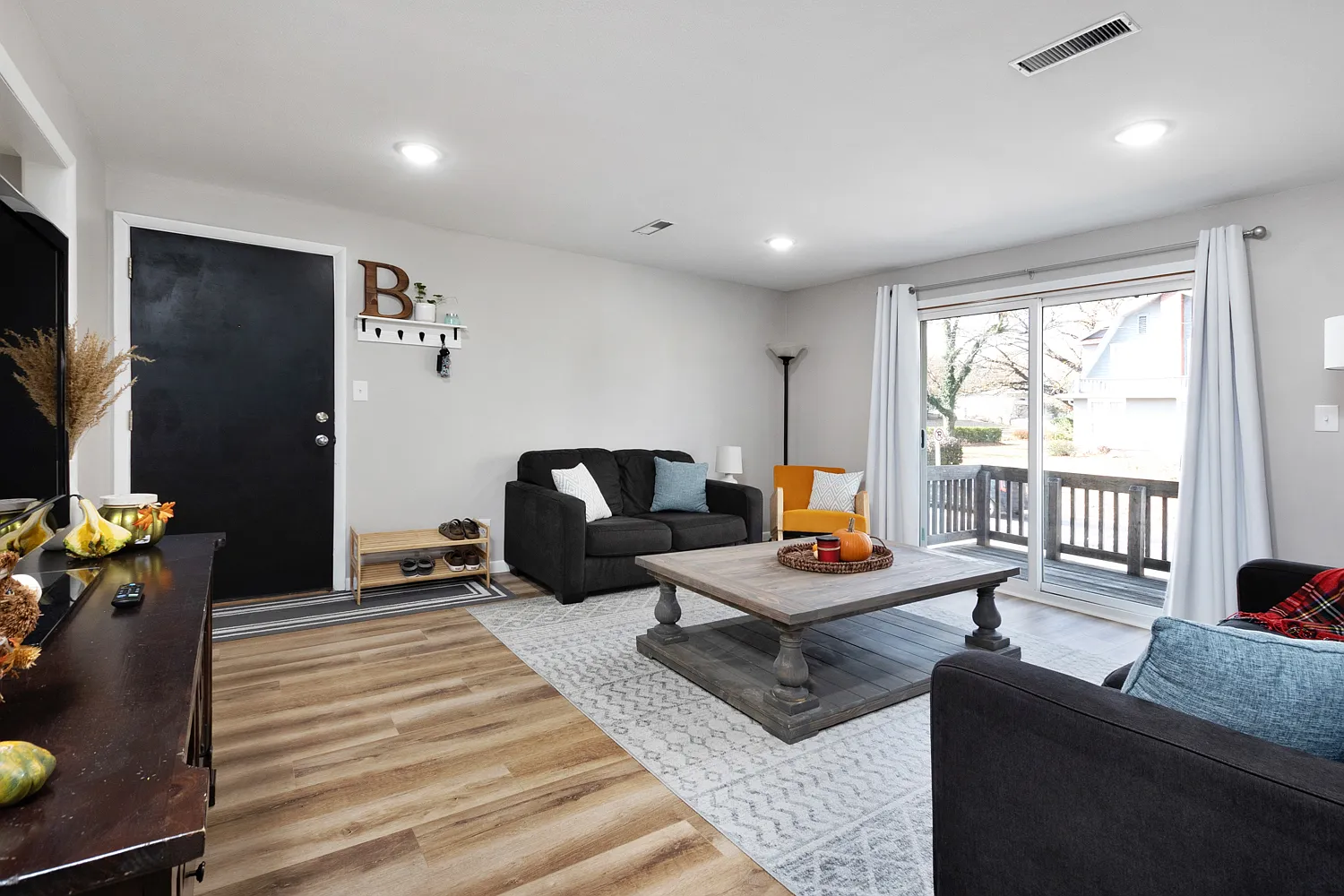 2 bed, 1.5 bath, 980 sqft, $980 — Photo 2