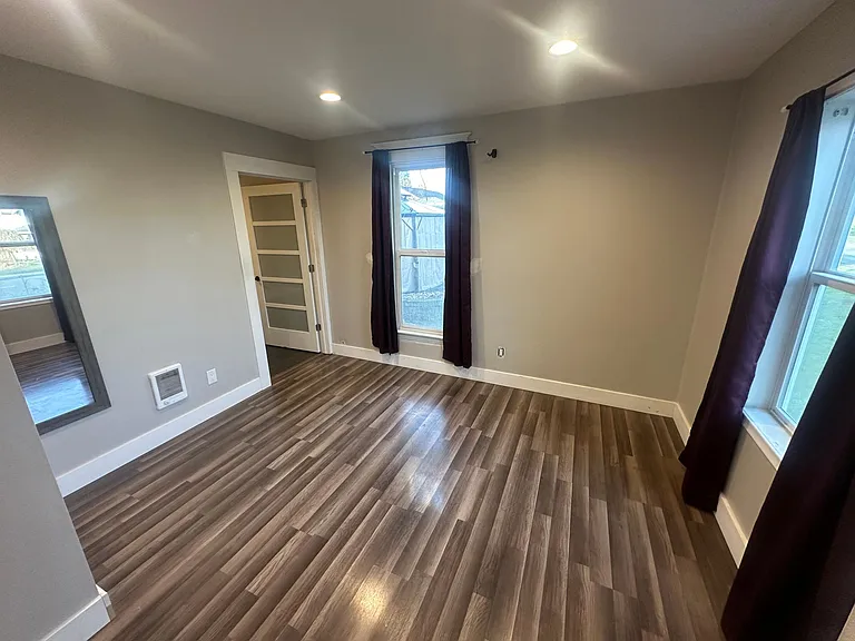 2420 Walnut St — Photo 9