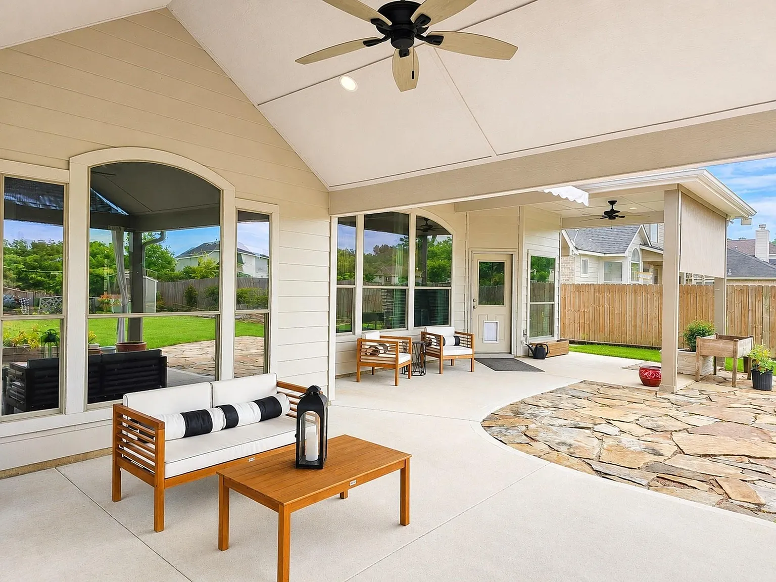 3 bed, 2.0 bath, 2085 sqft, $2,600 — Photo 2