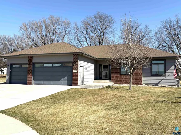 5725 E Meadow Oak Cir, Sioux Falls, SD 57110