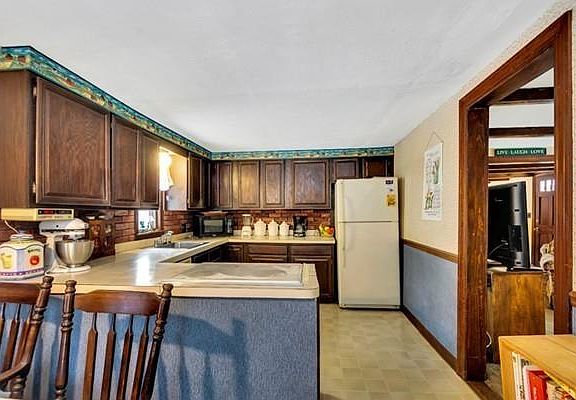 4th image of 239 Sheridan St