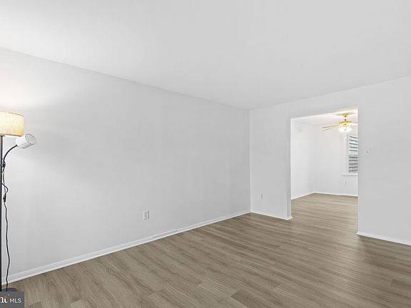 3rd image of 26 Coatsbridge Ct #18H