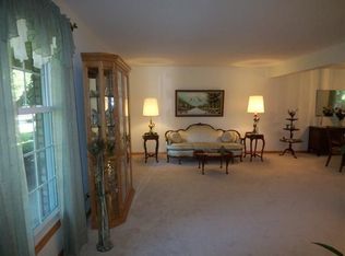 1009 Tall Tree Ter, Libertyville, IL 60048