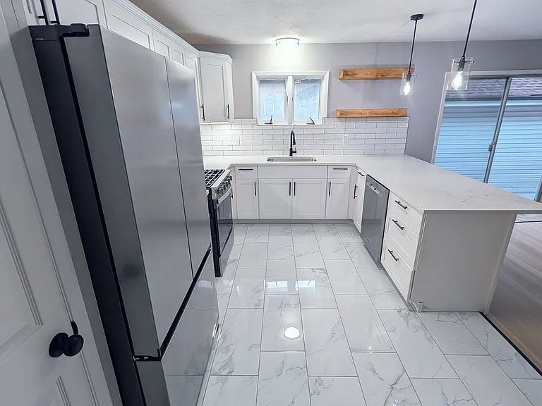 7718 Kenwood Ave — Photo 2