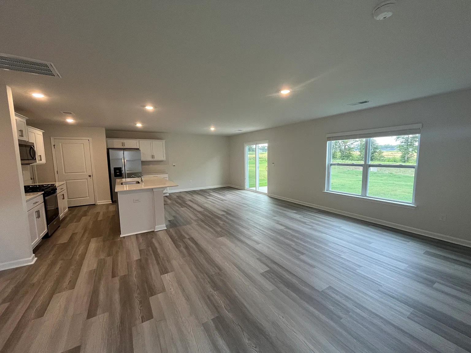 4 bed, 1927 sqft, $2,300 — Photo 4