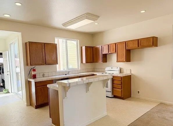 3 bed, 2.5 bath, 1735 sqft, $3,499 — Photo 2