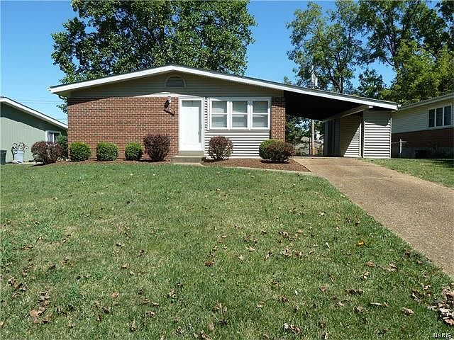 2345 Johnstown in Paddock Hills. Lots of brick on this exterior and finished off with vinyl. All t t