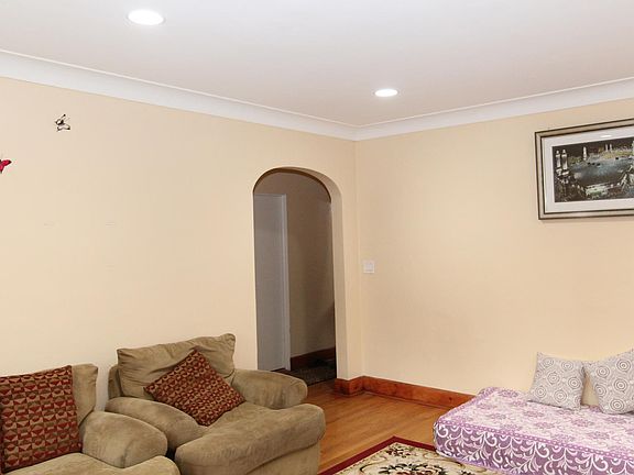 3rd image of 5643 N Saint Louis Ave #1
