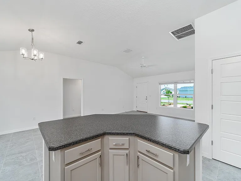 Beautiful center kitchen counter.
