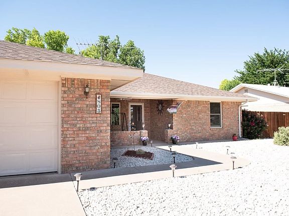 3rd image of 805 Monterrey Dr