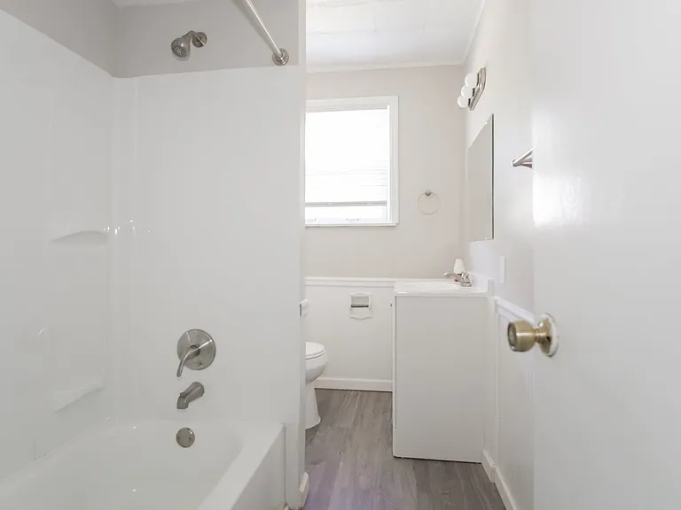1296789_024_main_bathroom_13229844.jpg