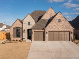 8621 S Phoenix Ave, Tulsa, OK 74132