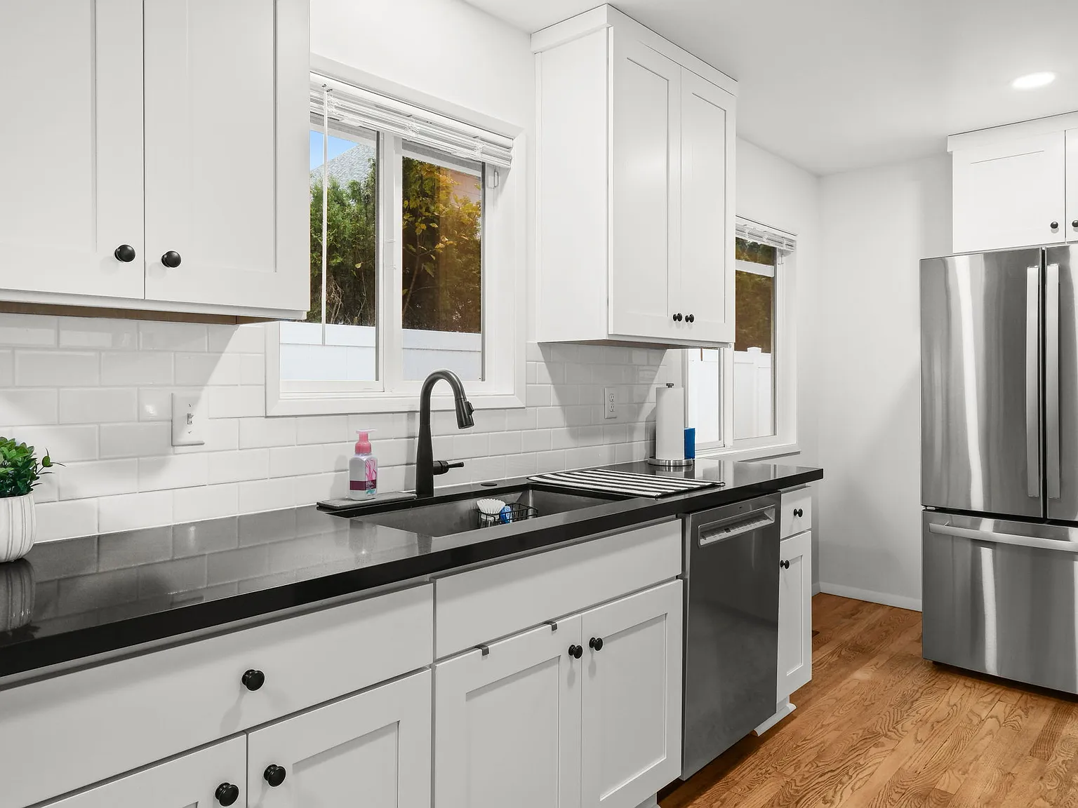 2 bed, 900 sqft, $4,200 — Photo 3