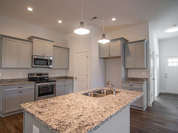 4th image of 1027 Wildwood Ln