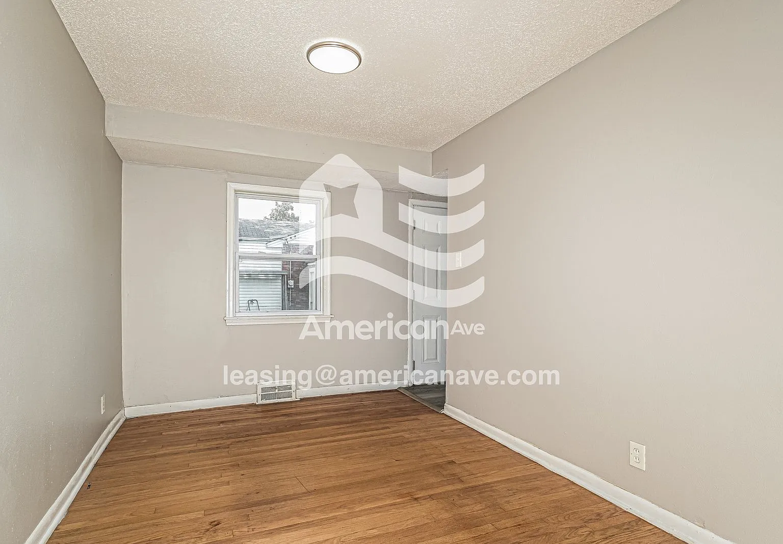 3 bed, 1.0 bath, 904 sqft, $1,215 — Photo 4