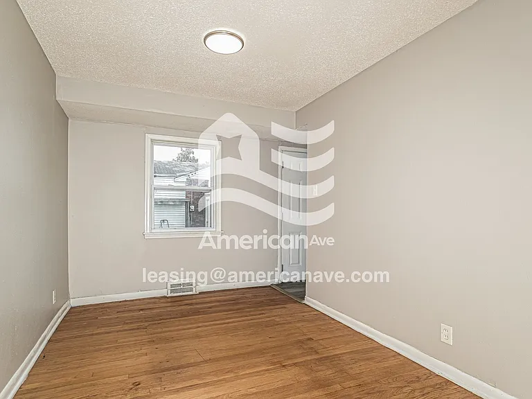 977570_003_living_room_4.jpg