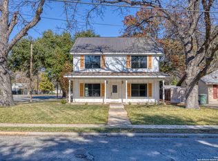 136 W Oak St, Uvalde, TX 78801