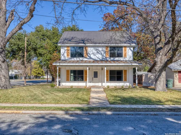 136 W OAK ST, Uvalde, TX 78801