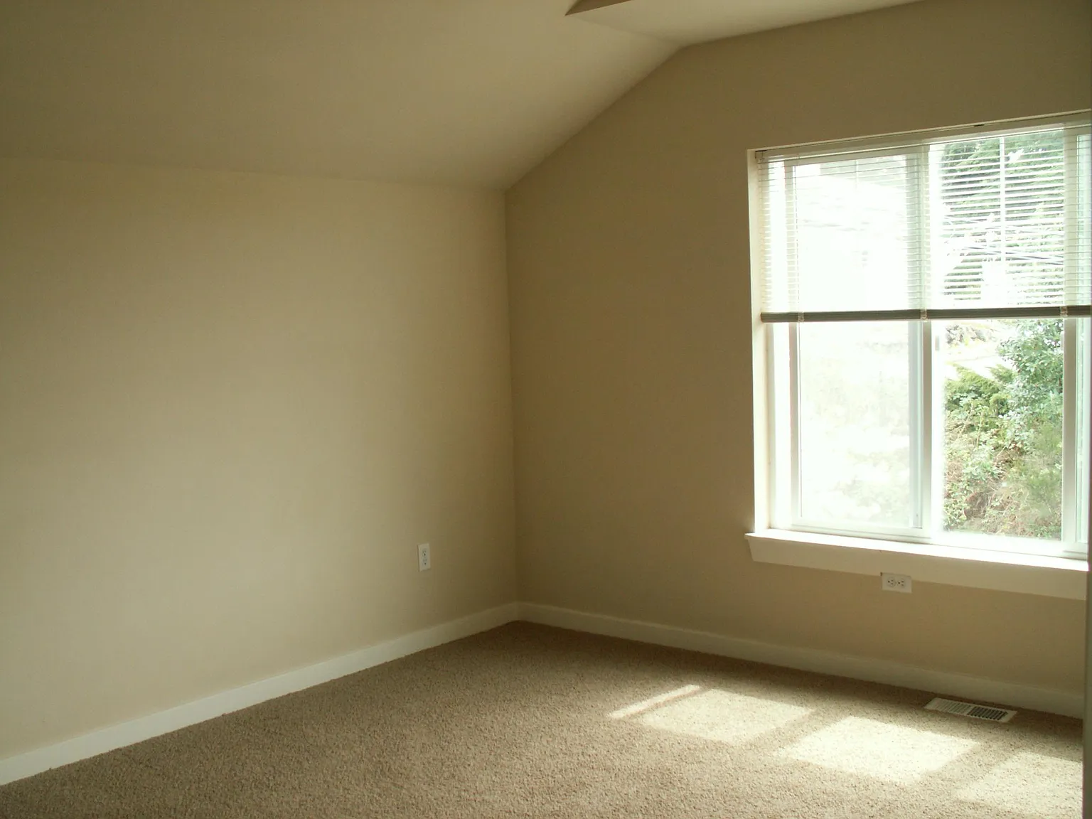 3 bed, 2.5 bath, 1350 sqft, $3,150 — Photo 3