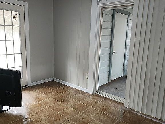 3rd image of 412 Rogers Rd
