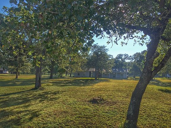 3rd image of 687 Woodland Dr