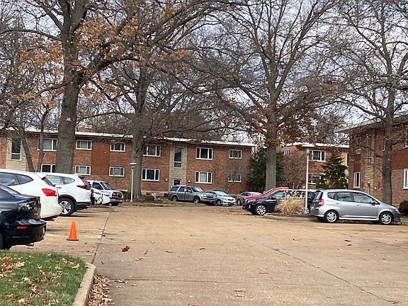 5th image of 215 Monclay Ct APT 2N
