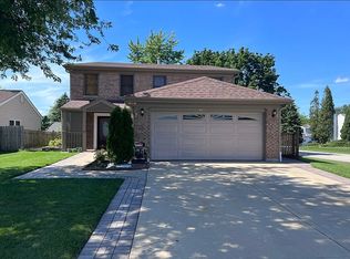 410 Dover Dr, Roselle, IL 60172