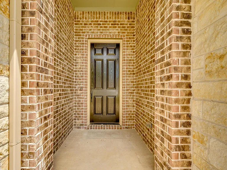 220 Oxbow Cv — Photo 3