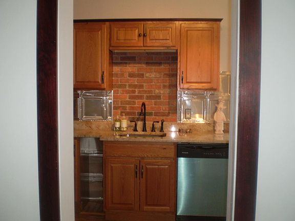 Kitchen sink and dishwasher