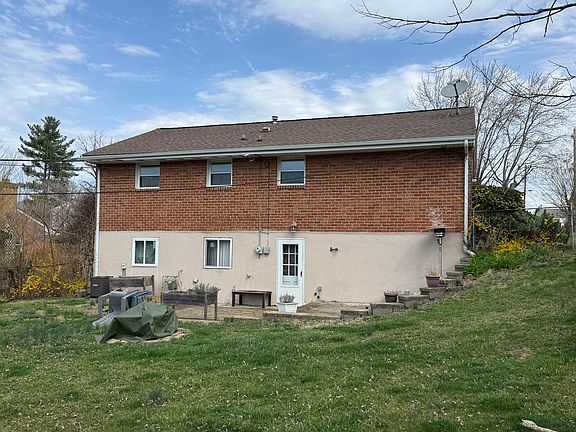 2nd image of 822 Moran Ave