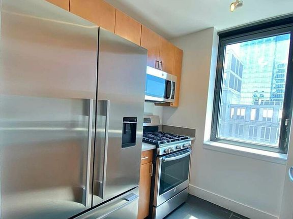 4th image of 410 W 43rd St #S39b