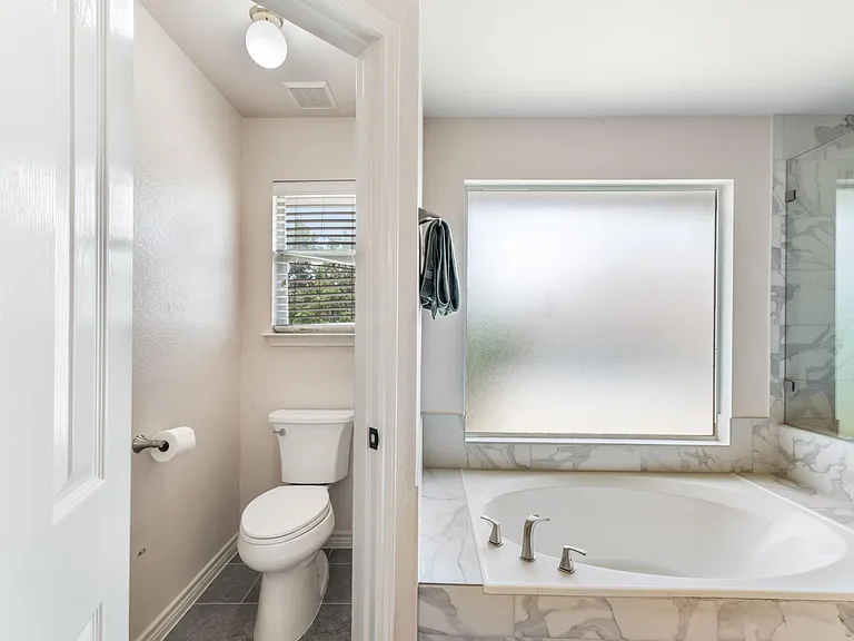 1107 Hollybrook Cv — Photo 16