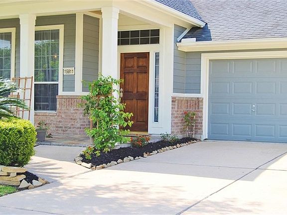 You Will Be Impressed At Every Glance Of This Eye Catching Home !!! These Sellers Have Been Meticulously Maintained it & Truly Paid Attention To Details !!!! Enjoy Living In Coles Crossing....