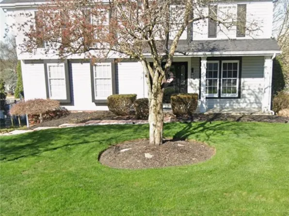 792 Robin Dr, Pittsburgh, PA 15220