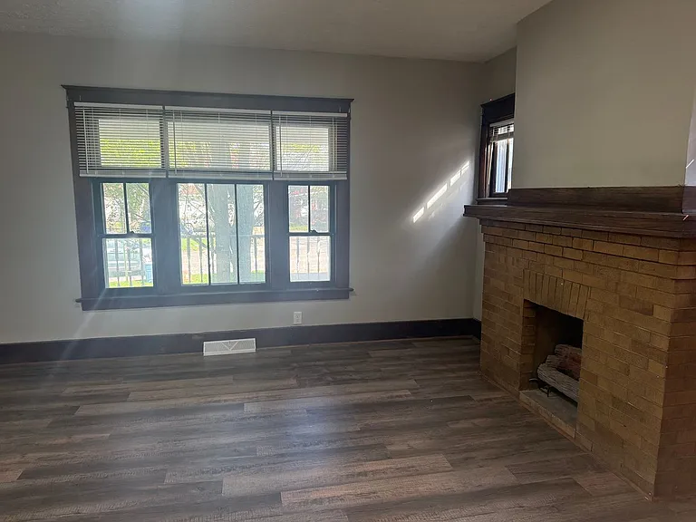 1111-1113 Brown Ave — Photo 3