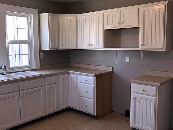 2nd image of 805 N Hickory St