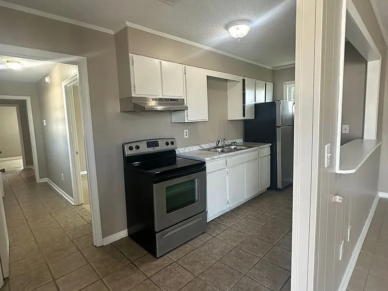 214 Lanier Dr — Photo 1