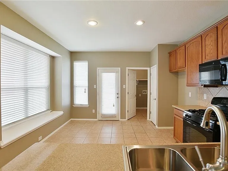 9109 Nathaniel Dr — Photo 6