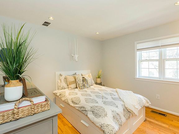 4th image of 4816 Bradley Blvd