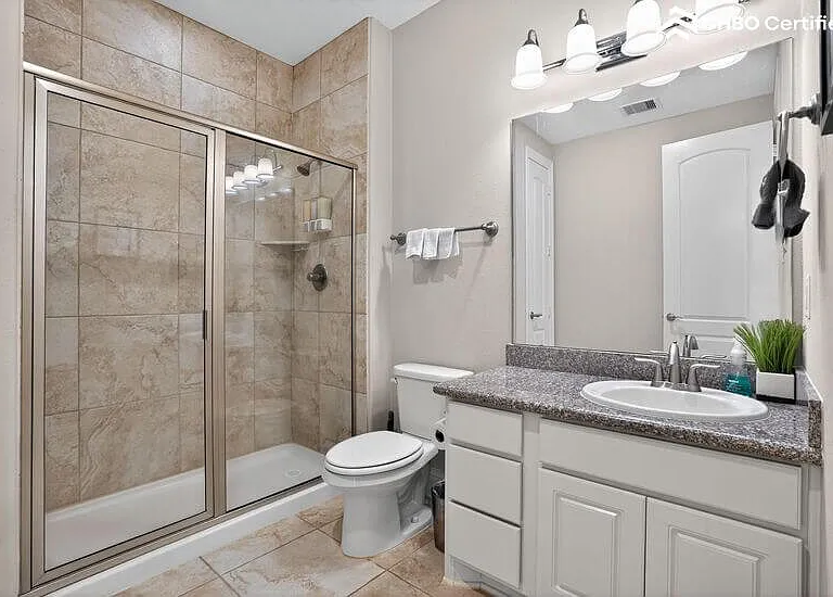 Guest bathroom with modern finishes