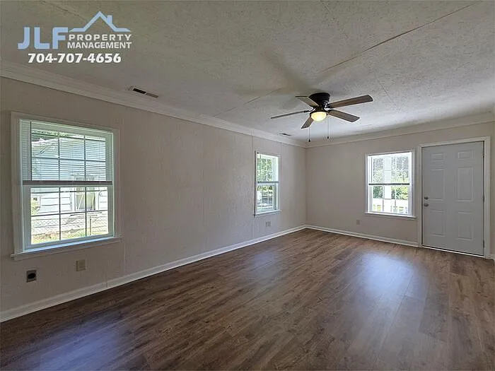 2 bed, 1.0 bath, 744 sqft, $1,150 — Photo 3