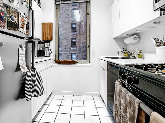 5th image of 145 E 48th St APT 6C